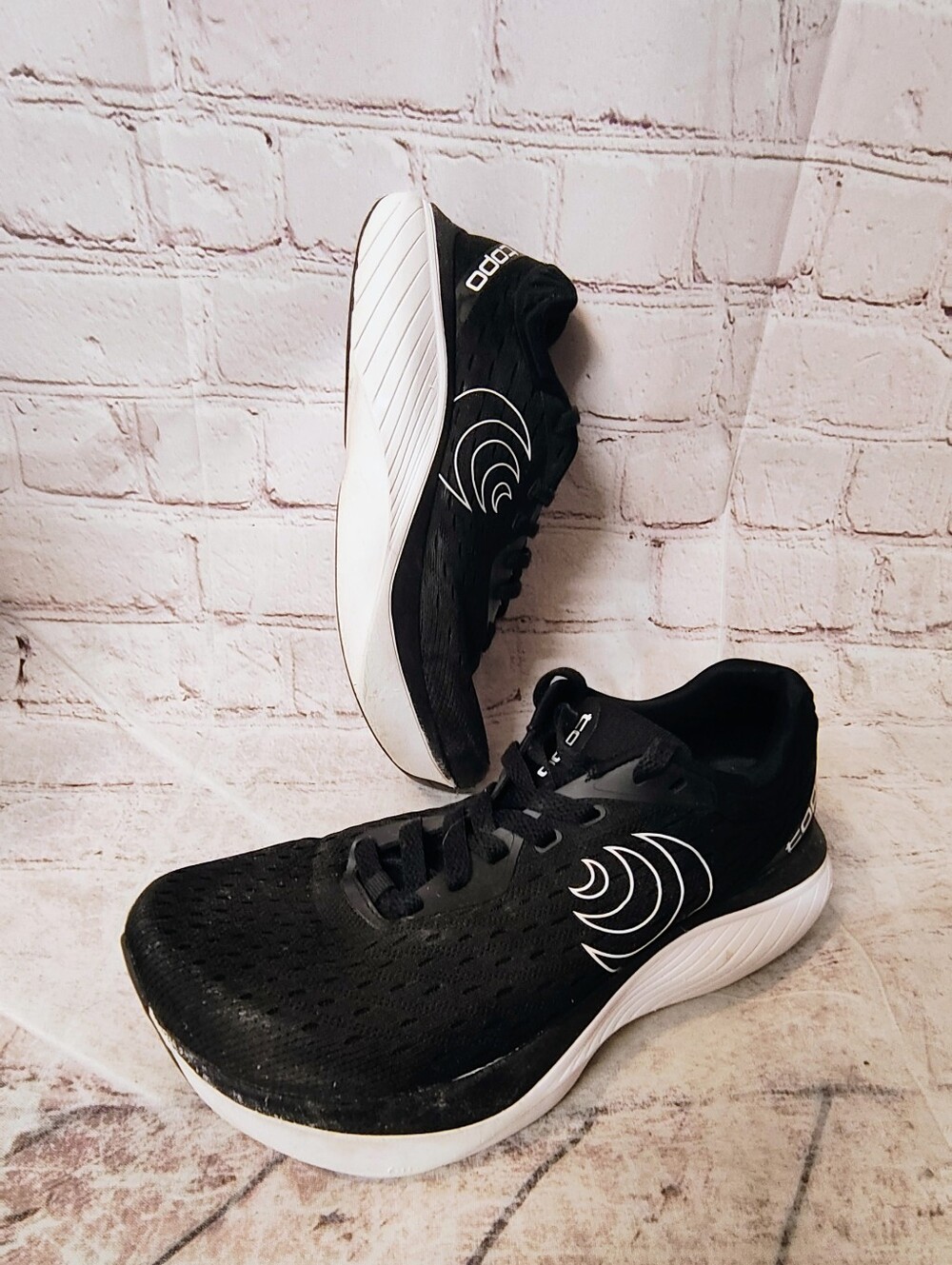 Topo Atmos Women's Athletic  Black Running Sneakers 9.5 Wide